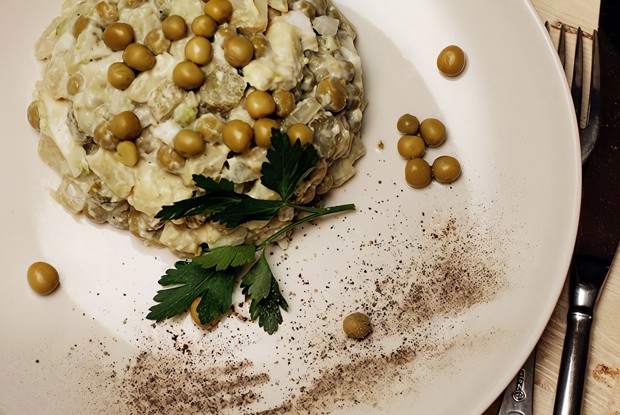 Вегетарианский оливье с авокадо