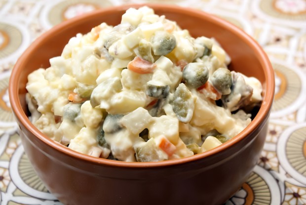 Вегетарианский оливье с жареным адыгейским сыром