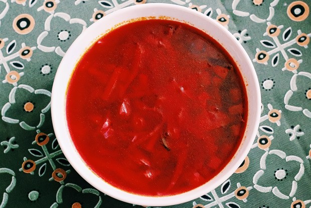 Вегетарианский борщ с красной фасолью, заправкой из сладкого перца и томатов