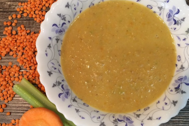 Вегетарианский суп-пюре из чечевицы и сельдерея