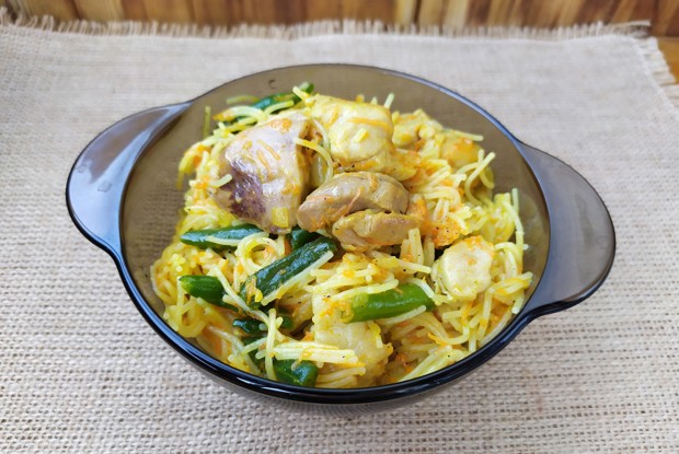 Вермишель с курицей и овощами