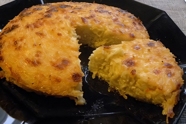 Вермишелевая запеканка с чесноком и соевым соусом