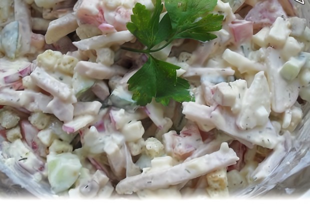 Весенний овощной салат с копченым сыром и окороком