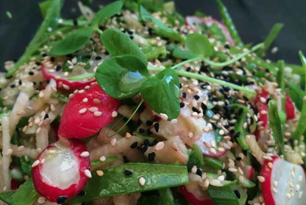 Весенний салат из горошка и редиса  с кунжутом