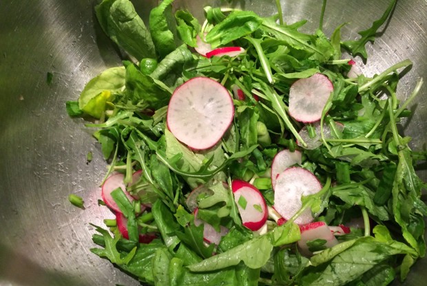 Весенний салат из редиса с горчичной заправкой