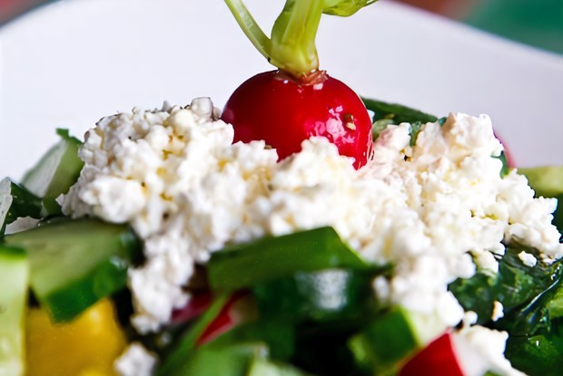 Весенний салат с черемшой и зерненым творогом