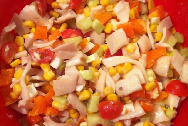 Весенний салат с кальмарами