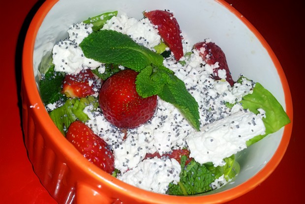 Весенний салат с клубникой