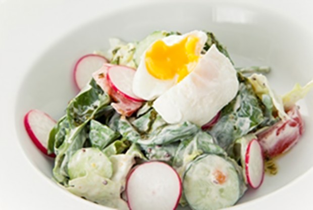 Весенний салат с редисом и яйцом пашот