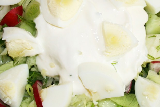 Весенний салат с редисом, огурцами и яйцами