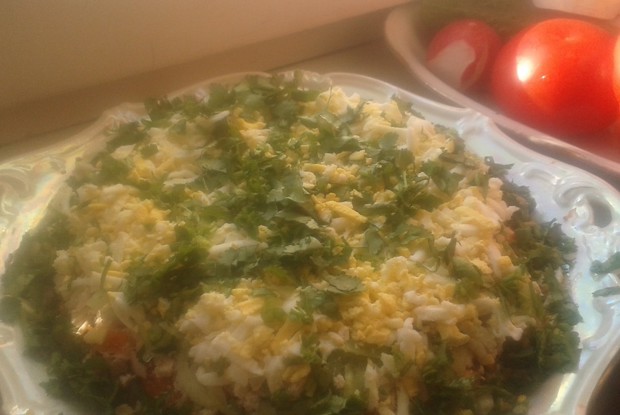 Весенний слоеный салат с курицей и шампиньонами