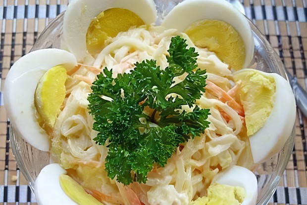 Весенний салат с дайконом и морковью