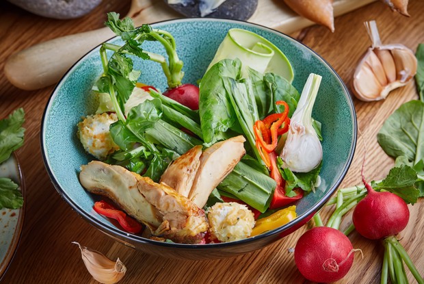 Весенний салат с помидорами, голубым сыром и редисом