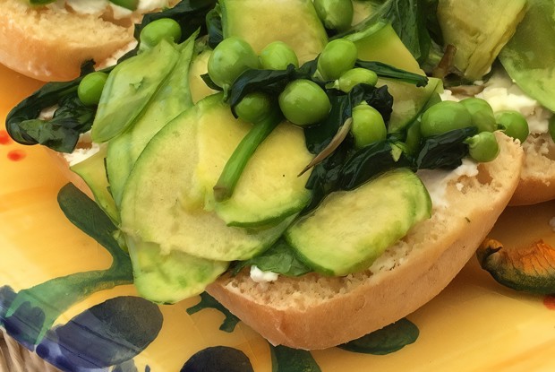 Весенняя брускетта с козьим сыром, зеленым горошком, спаржей и цукини мини