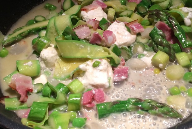 Весенняя карбонара со спаржей и горошком