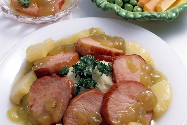 Ветчина с ананасами в фольге на гриле