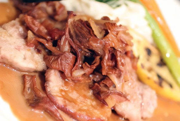 Ветчина с лисичками и сливочно-горчичным соусом