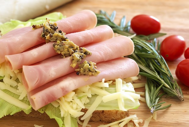 Ветчина с соусом из горчицы и петрушки