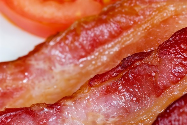 Ветчина жареная, с помидорами