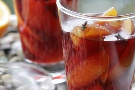 Винный коктейль с фруктами