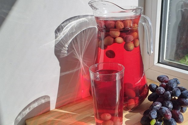 Виноградный компот на зиму со сливами и гвоздикой