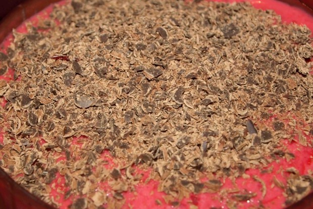 Вишневый десерт с шоколадом и сливками