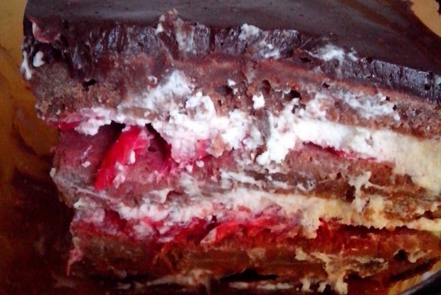 Вишневый шоколадный торт