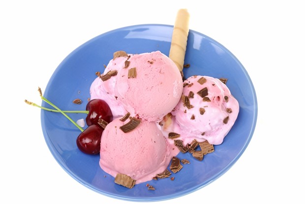 Вишневое мороженое с шоколадом