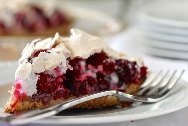 Вишневый тарт с безе