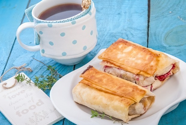 Вишня с сыром Моцарелла в лаваше