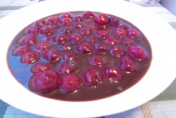 Вишня в шоколадном соусе
