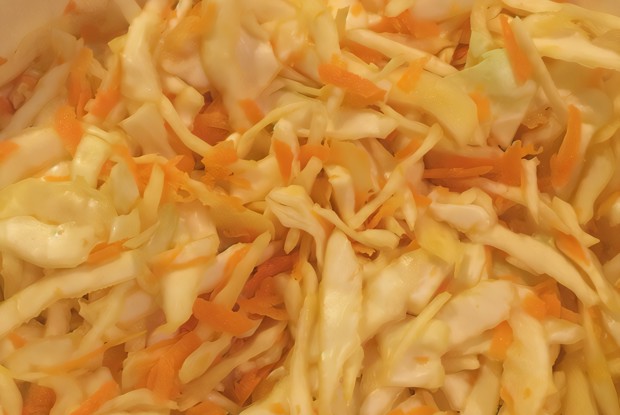 Витаминный салат с морковью и капустой