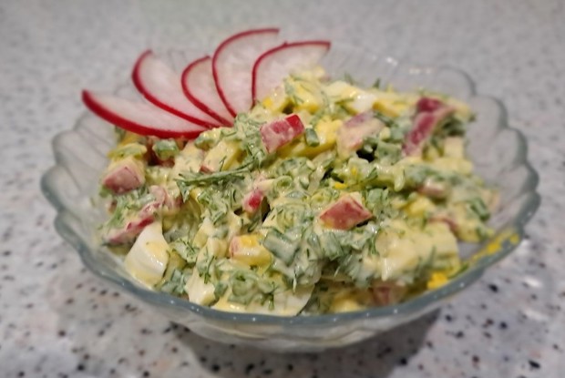 Витаминный салат с редисом и сметаной