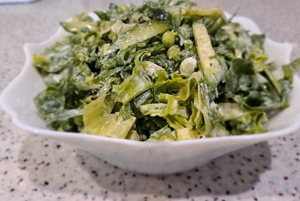 Витаминный салат с зеленым горошком, огурцами и зеленью, со сметаной