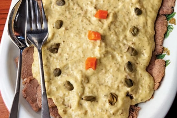 Вителло-тоннато с соусом из каперсов