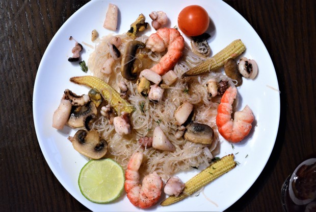 Вок из рисовой лапши с морепродуктами, шампиньонами и кукурузой