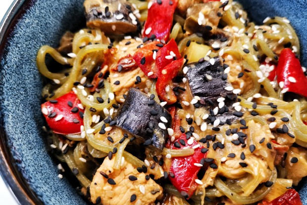 Вок из ширатаки с индейкой