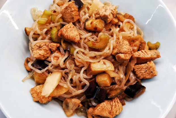 Вок с индейкой, грибами и спагетти ширатаки