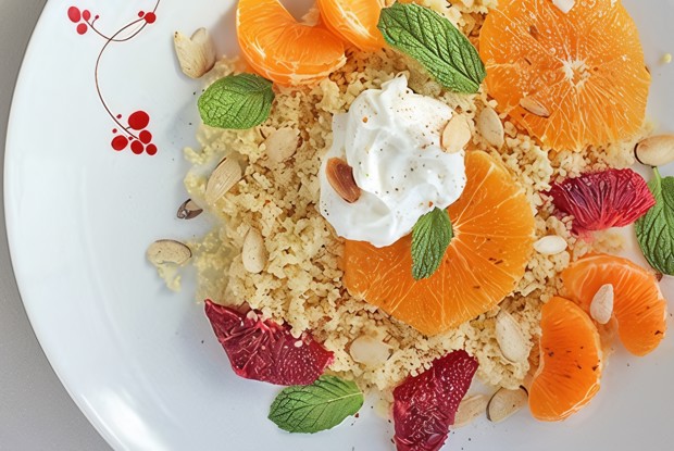 Восточный завтрак из кускуса и цитрусов