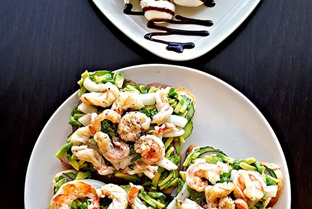 Восточный сендвич с яйцами пашот