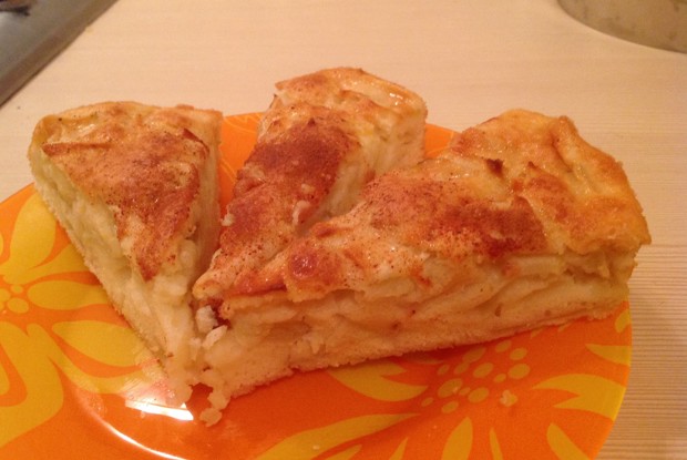 Воздушная шарлотка с корицей и яблоками