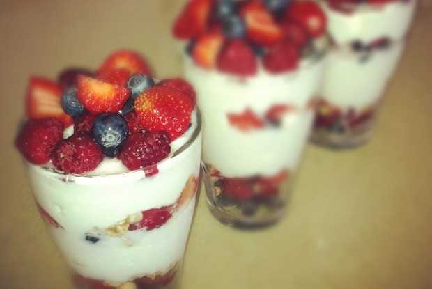 Воздушный десерт с ягодами