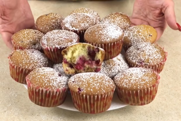 Воздушные кексы со смородиной