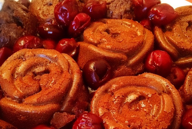 Воздушные шоколадные маффины с вишней