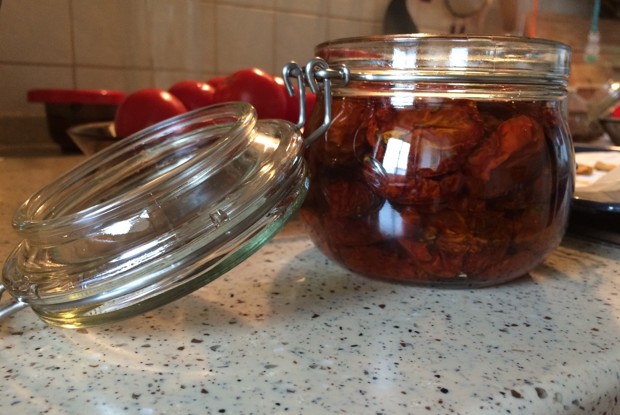 Вяленые помидоры в духовке с чесноком и тимьяном