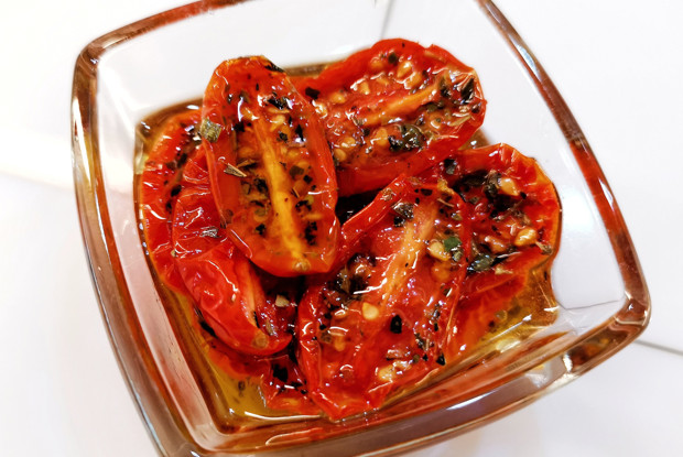 Вяленые в духовке помидоры черри с травами