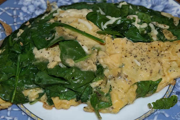 Взбитые яйца со шпинатом и сыром