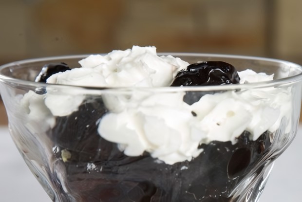 Взбитые сливки с черносливом