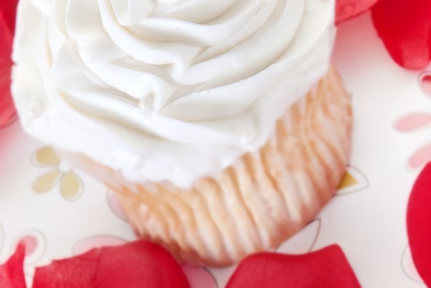 Взбитые сливки с розовой водой