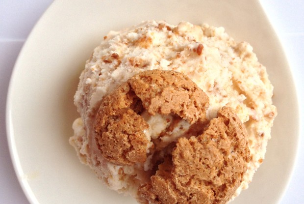 Взбитое сливочное мороженое с миндальной крошкой